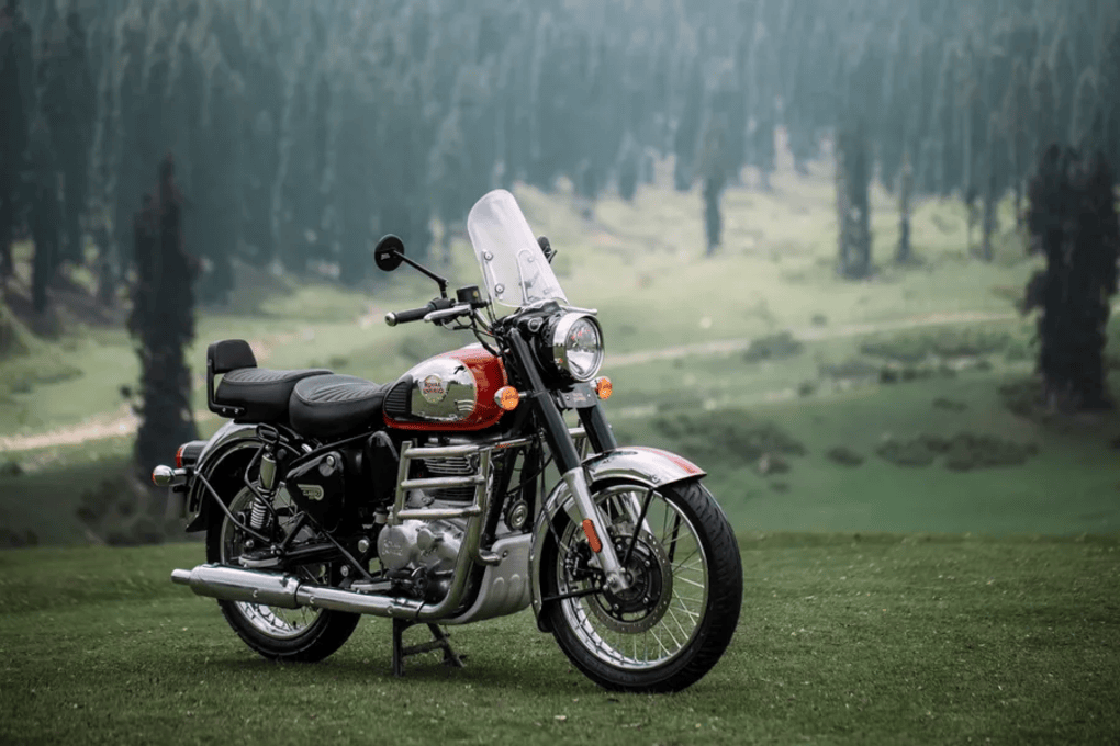 Royal Enfield Classic 350 बाइक का राइट साइड लुक, जो इसके रेट्रो और शाही डिजाइन को दर्शाता है।